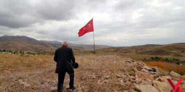 tehditlere-ragmen-35-yildir-turk-bayragini-dalgalandiriyor_8256_dhaphoto5