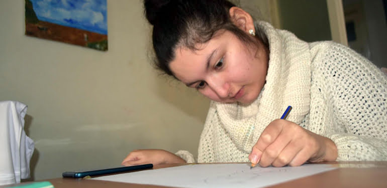 Tek elini kullanabilen Doğa’nın resimleri, İzmir’in 30 ilçesinde sergilenecek