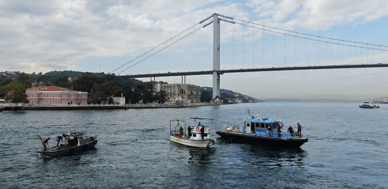 Boğaz’da kaçak midye avlayanlara polis ağı