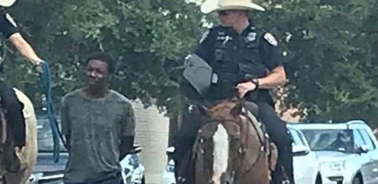 Amerikalı atlı polisler, şüpheliyi kementlerine bağlayıp gezdirdi