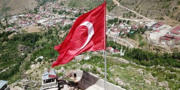 teroristlerin-girilmez-dedigi-kato-daginda-150-metrekarelik-turk-bayragi-gondere-cekildi_2802_dhaphoto1