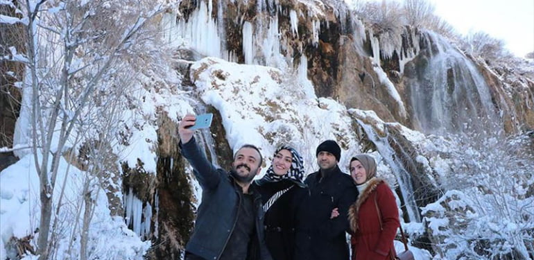 Gelinliğini giyen Girlevik Şelalesi ziyaretçilerine görsel şölen sunuyor