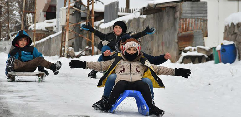 Çocuklar mahalleyi kızak pistine çevirdi