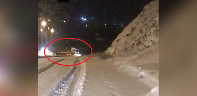 Karla kaplı yolda TIR’ın savrulma anı görüntülendi