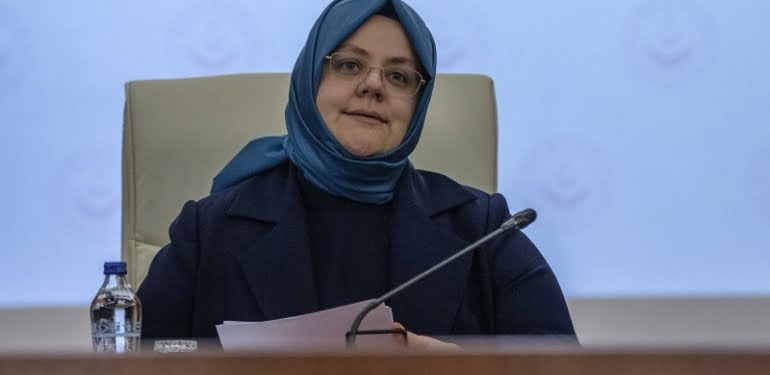Bakan, asgari ücrette topu üstünden attı!