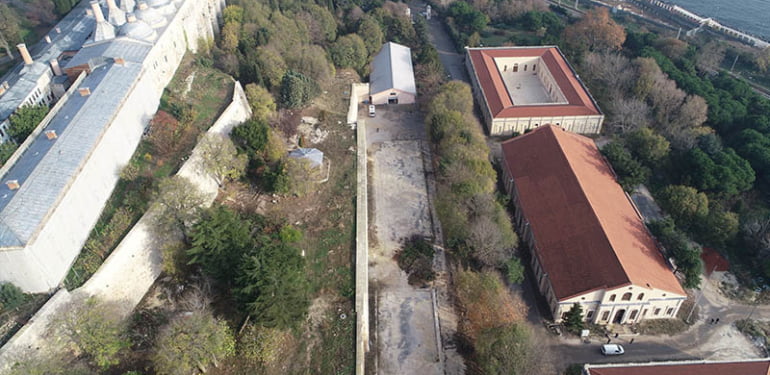 topkapi-sarayinda-kayma-boyle-takip-ediliyor_9021_dhaphoto5