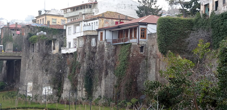 Tarihi kale ve surları yapılaşma nedeniyle tehlikede