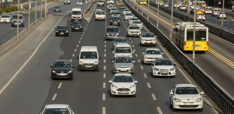 ISTANBUL'DA HAFTA SONU SOKAGA CIKMA YASAGININ BITMESININ ARDINDAN TRAFIK YOGUNLUGU ARTTI
