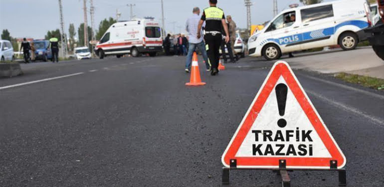 Bülent Arınç’ın damadı ve kızı trafik kazası geçirdi