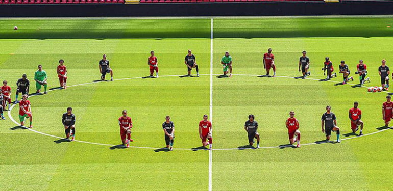 Futbolcular George Floyd için diz çöktü
