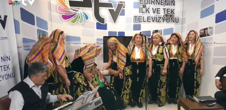 Türkü söylerken canlı yayında bayıldı