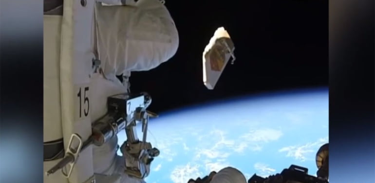 Uzaya çöp atan astronot görüntüsü yayınlandı