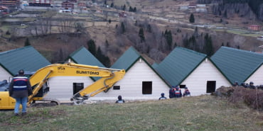uzungolde-kacak-yapilarin-yikimina-baslandi-2-_2489_dhaphoto1