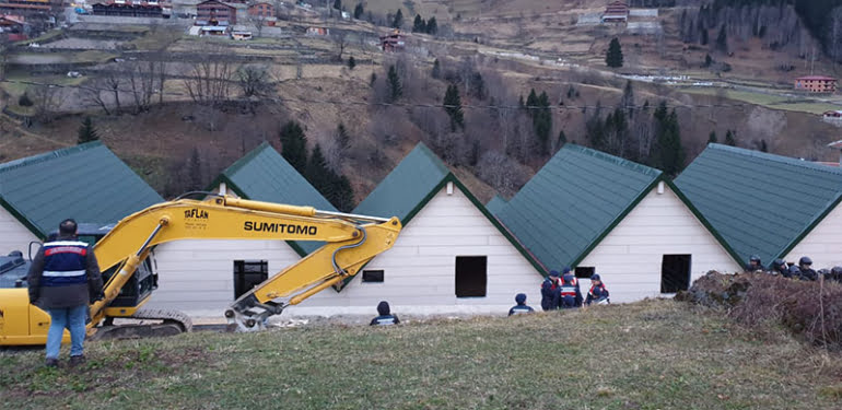 uzungolde-kacak-yapilarin-yikimina-baslandi-2-_2489_dhaphoto1