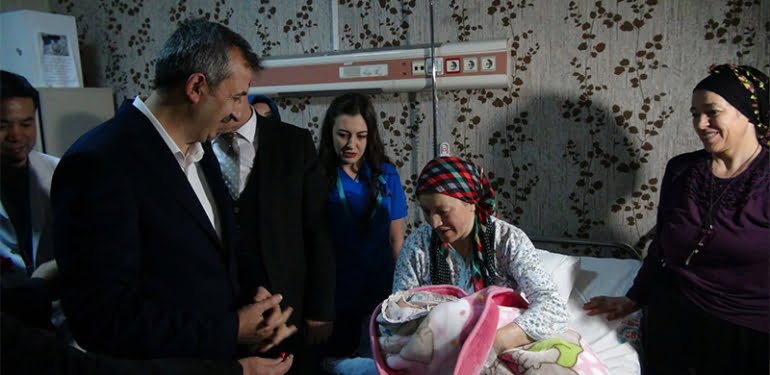 Kırıkkale’de yeni doğan bebeklere altın takıldı