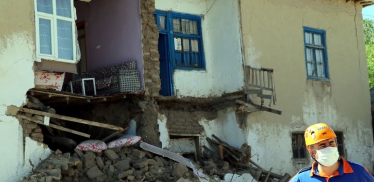 Van’da deprem 15 mahalleyi vurdu