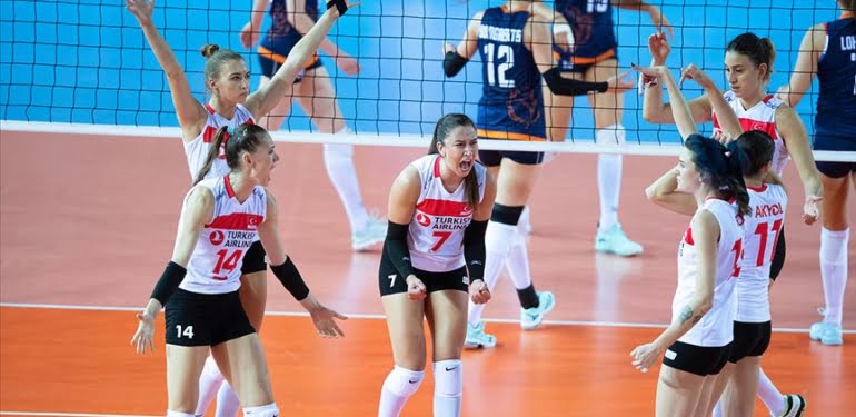 Hollanda’ya set vermediler: Filenin sultanları yarı finalde