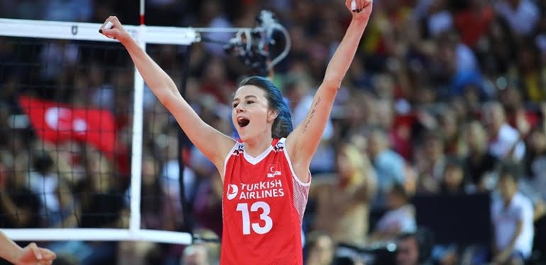 Voleybolun ‘Mavi Efe’si performansıyla büyülüyor