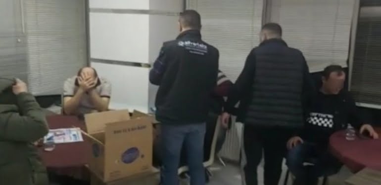 Yakalanmamak için polis telsizi dinleyerek kumar oynayanlara suçüstü