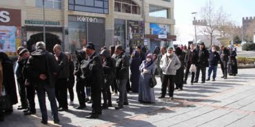 yasaga-ragmen-banka-onlerinde-kuyruk-olusturdular_6483_dhaphoto1