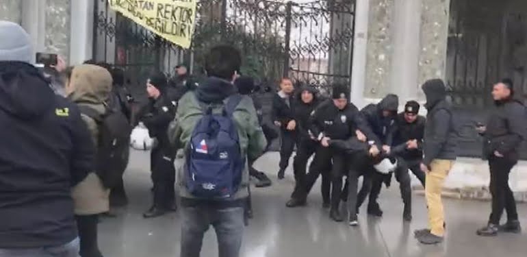 Yemekhane eyleminde öğrencileri darp eden polis görevden uzaklaştırıldı