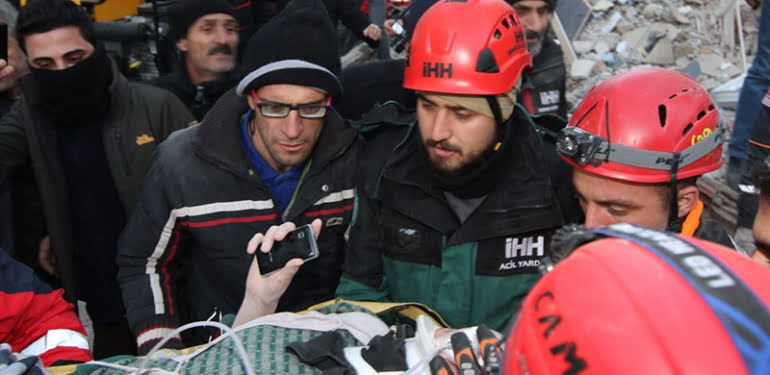 Yerini bildirdiği cep telefonu ile 13 saat sonra enkazdan çıkarılmştı, kurtarma anları kameraya yansıdı