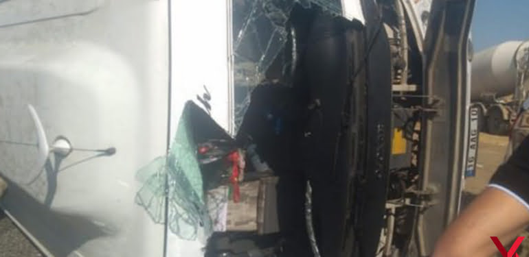 yolcu_tasiyan_midibus_devrildi_29_yarali_1570881596_6837