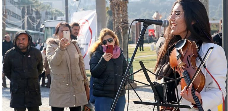 İzmirli genç yetenek kemanıyla sokakları büyülüyor