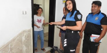zile-basip-hirsiz-diyen-polislere-kapiyi-actilar_7241_dhaphoto5