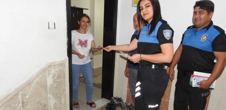zile-basip-hirsiz-diyen-polislere-kapiyi-actilar_7241_dhaphoto5