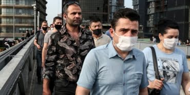 KORONAVIRUS TEDBIRLERI KAPSAMINDA ISTANBUL, ANKARA, İZMİR VE BURSA'DA MASKE KULLANIMI ACIK ALANLARDA DA ZORUNLU HALE GETIRILDI. YASAGIN ARDINDAN ISTANBUL'DA GUNUN ILK SAATLERINDE TOLU TASIMA ARACALARINI KULLANAN VATANDASLARDAN COGU MASKE TAKARKEN, BAZILA
