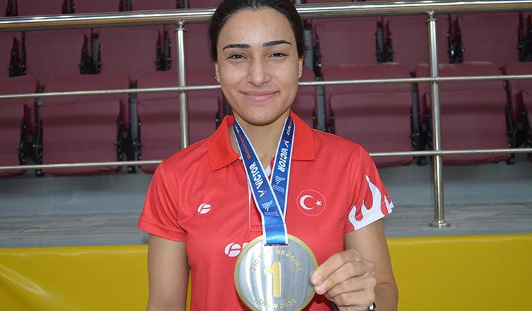 Ukrayna Açık’ta şampiyon olan milli badmintoncu Aliye’nin hedefi olimpiyatlar