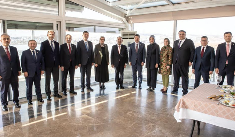 Bozdağ’dan bürokratlara uyarı: Telefona çıkmayanı görevden alırım