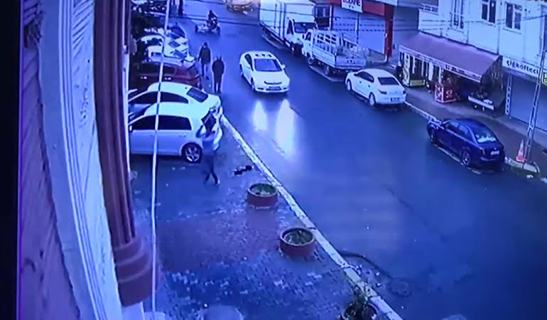 Korkunç olay! Kafasını falçatayla kesmeye çalıştılar