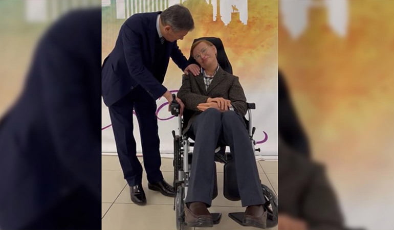 Hawking’in balmumu heykeliyle konuşan Gökçek: Rabbimi inkar ediyordun değil mi?