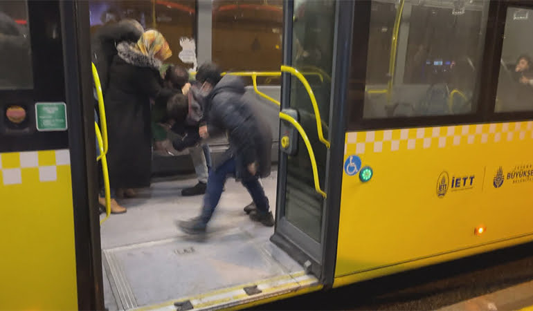 Metrobüste bıçaklı dehşet!