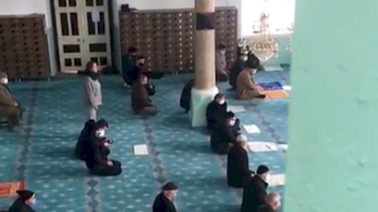 Cuma namazında camiye giren kadın ‘açız’ diye bağırdı