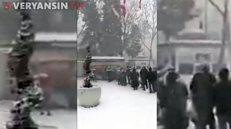 İstanbul’da kar altında ucuz ekmek kuyruğu