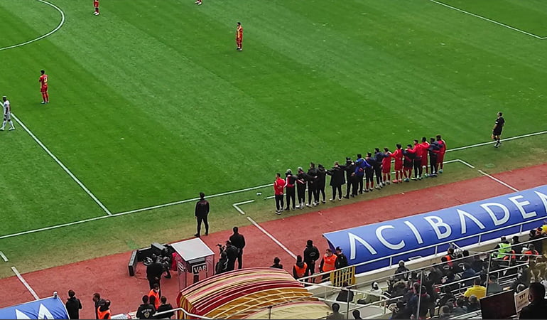 Yeni Malatyasporlu futbolculardan protesto