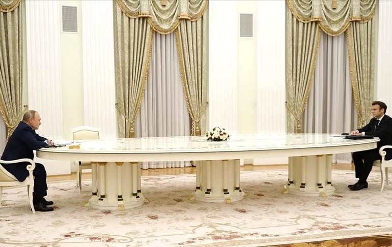 Macron-Putin görüşmesindeki masa alay konusu oldu: Dolanmaya değer