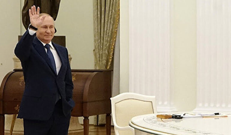 Putin-Macron zirvesinde ilginç görüntüler… Putin’den NATO’ya savaş uyarısı
