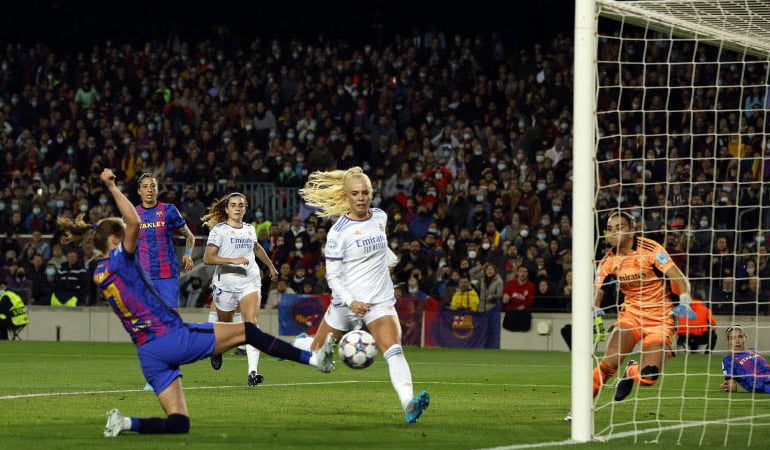 El Clasico derbisinde kadınlar seyirci rekoru kırdı