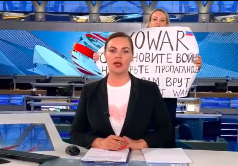Rus televizyonunda canlı yayında pankart krizi… Kremlin’den açıklama geldi