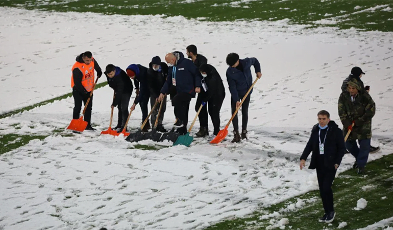 Rize’de sahaya inen taraftarlar kar temizliği yaptı