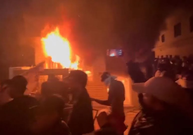 Bağdat karıştı! Peşmerge binası ateşe verildi