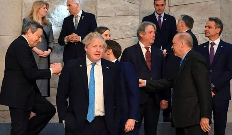 Boris Johnson’ın NATO zirvesi’ndeki görüntüleri gündem oldu