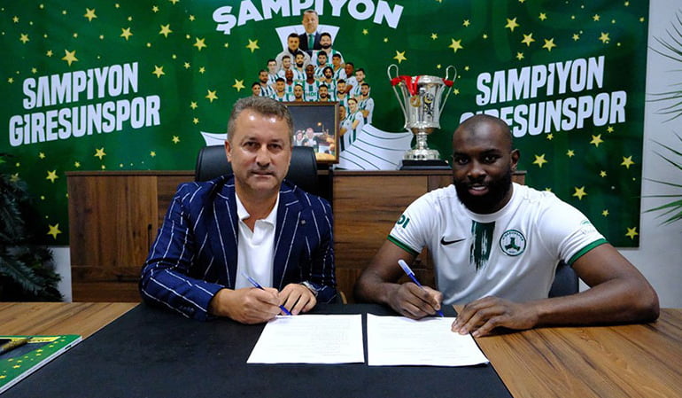 Doukara, fark yedikleri maçtan sonra rakiple kutlama yaptı!