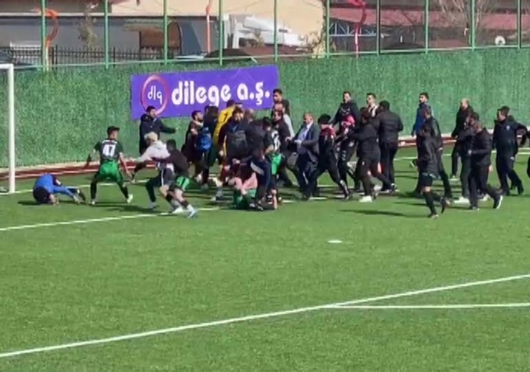 Lig maçında futbolcular birbirine girdi: 18 kırmızı kart