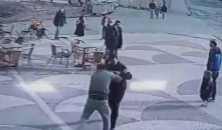Sokak ortasında zihinsel engelli kişiyi bıçakladı