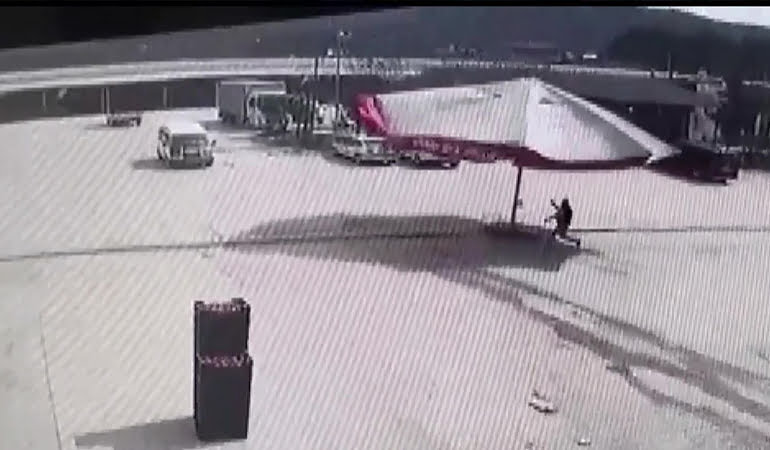 Şemsiyesini rüzgara kaptırmayan esnaf kamerada